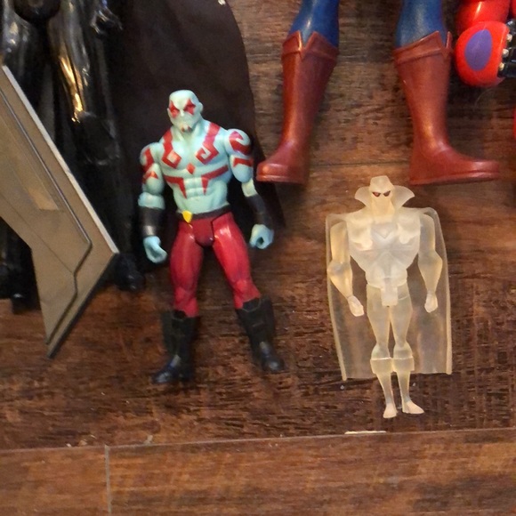 Action figures- large and small - Picture 3 of 4